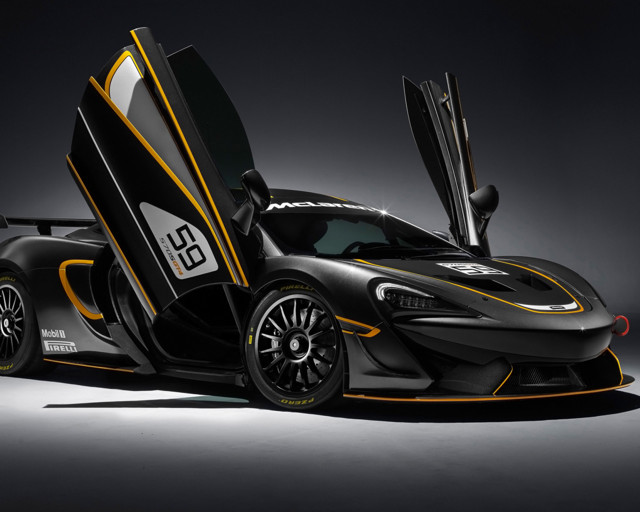 Спортивный автомобиль McLaren 570S GT4 с открытыми дверями