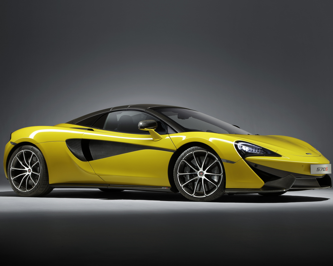 Спортивный автомобиль McLaren 570S Spider, 2018 на сером фоне