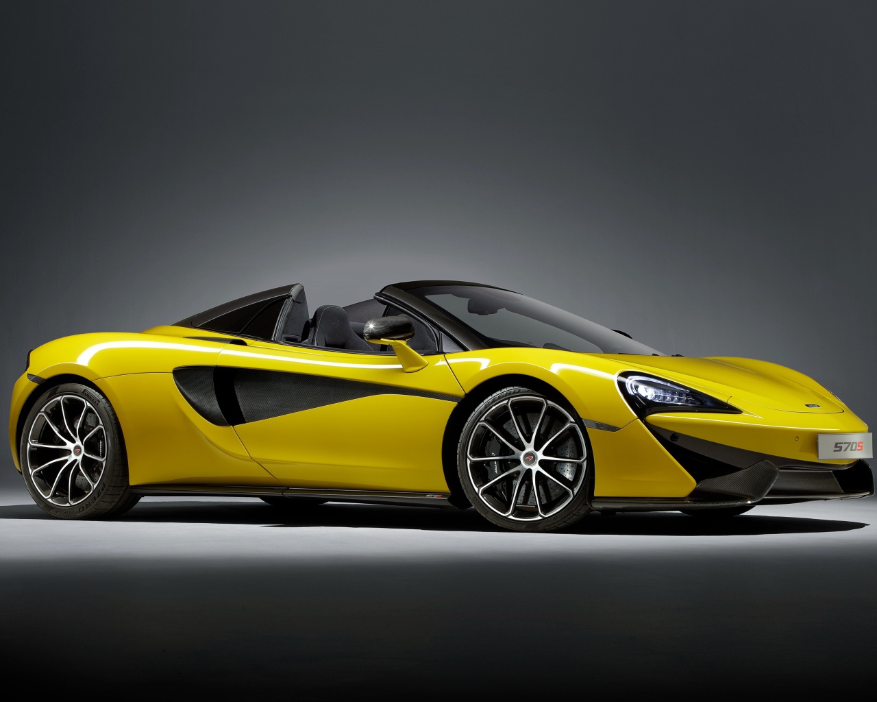 Стильный спортивный автомобиль McLaren 570S желтого цвета