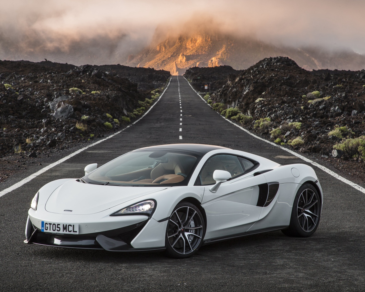 Белый суперкар McLaren 570S на трассе