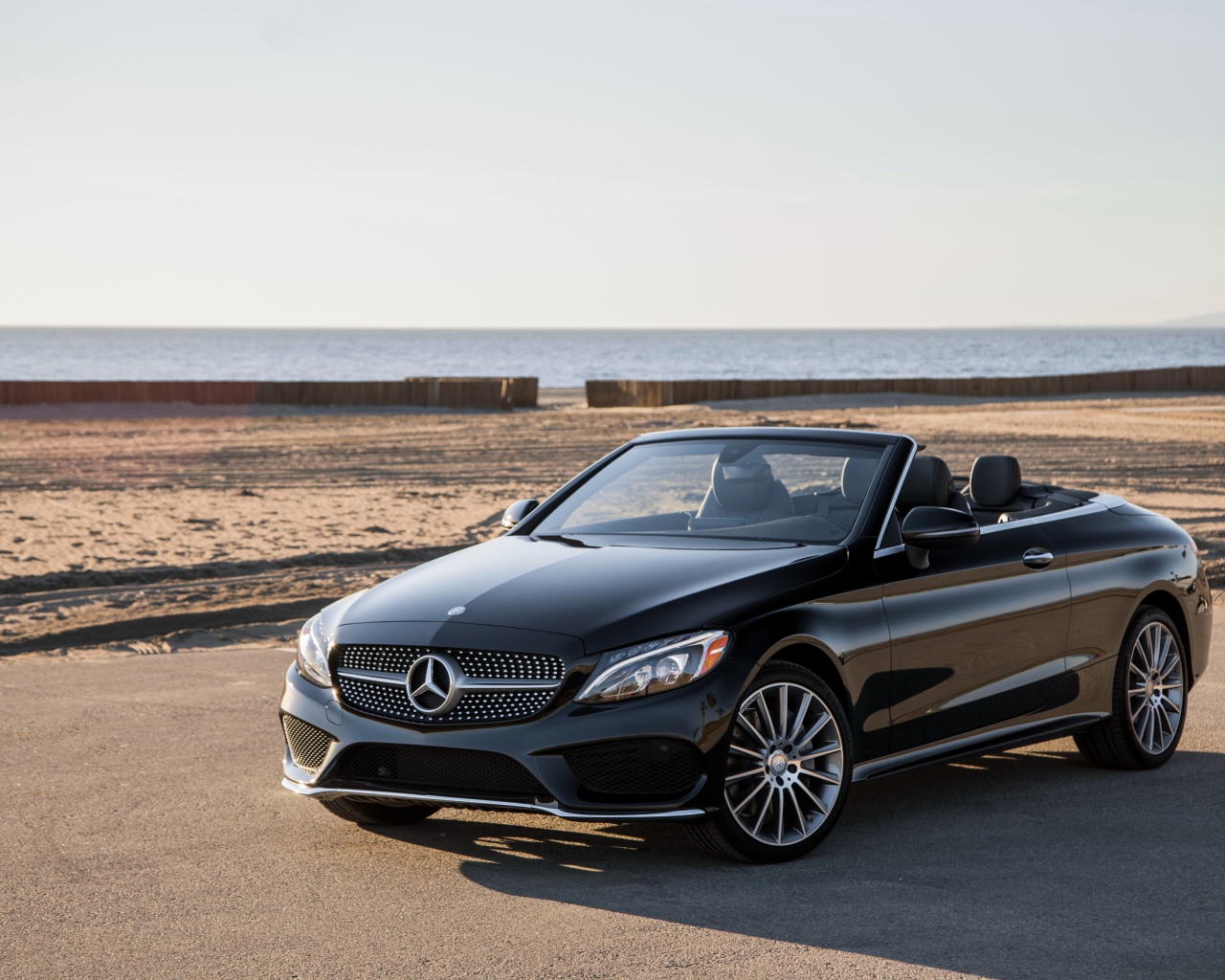 Черный кабриолет Mercedes-Benz C 300 4MATIC, 2017 