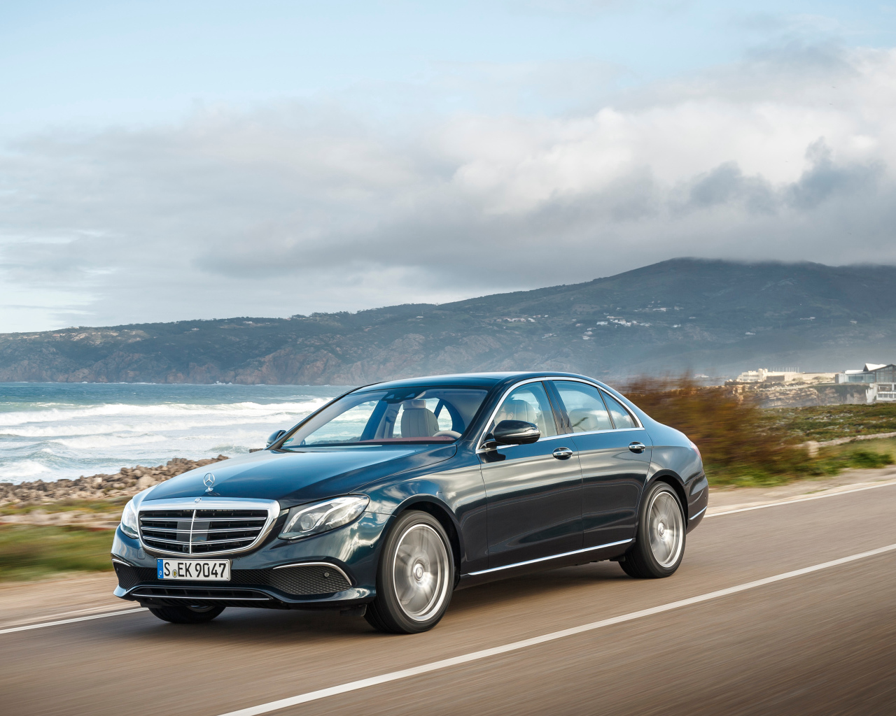 Черный автомобиль Mercedes-Benz E-Class на трассе 