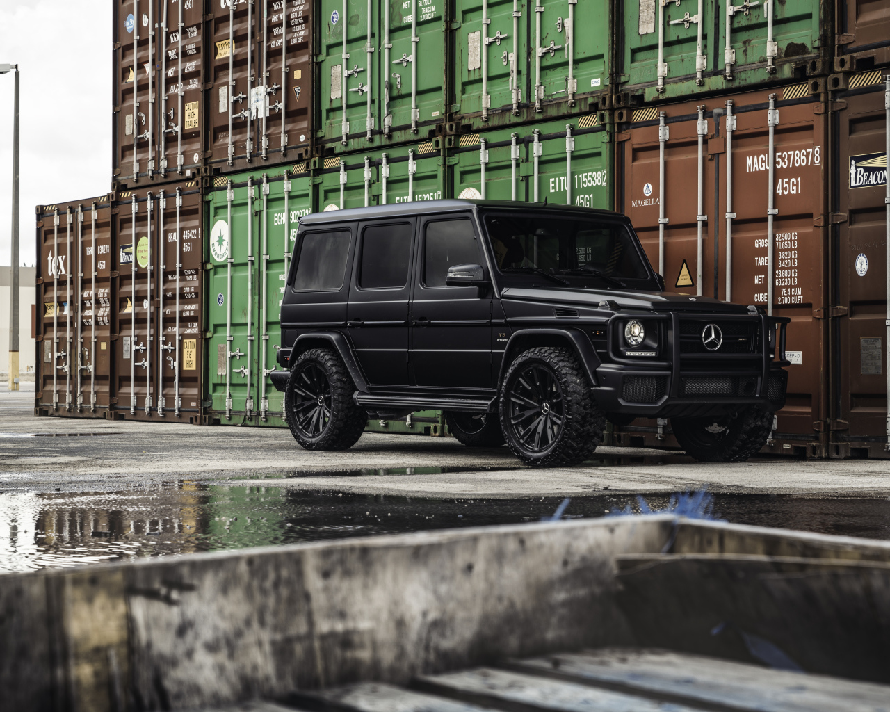 Черный автомобиль Mercedes-AMG G 63