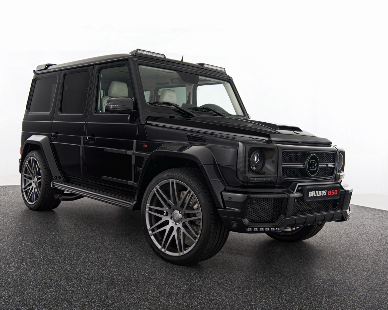 Черный автомобиль Mercedes-Benz G-класс W463 на белом фоне