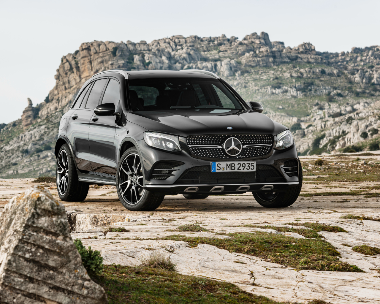 Черный автомобиль Mercedes-Benz GLC-Class на фоне скал 