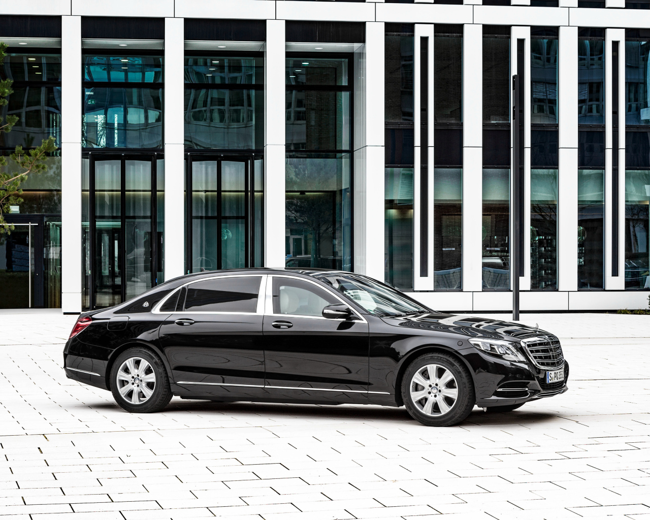 Черный автомобиль  Mercedes-Benz S-Class