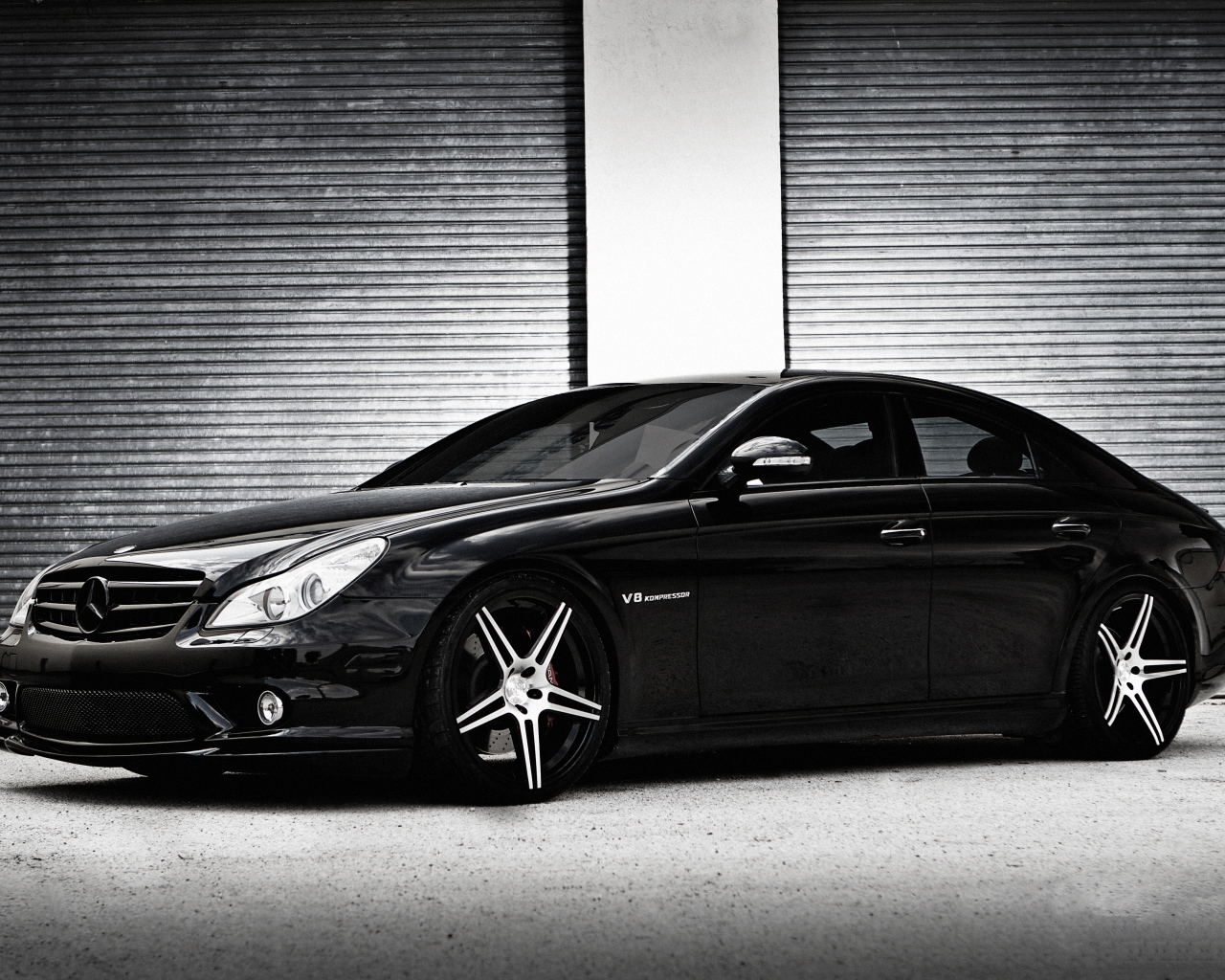 Черный стильный автомобиль Mercedes-Benz CLS-Class