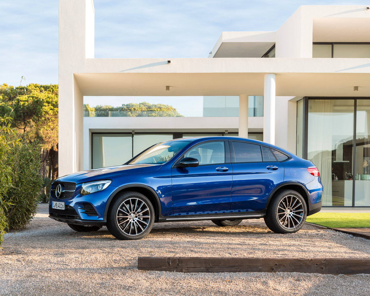 Синий автомобиль Mercedes-Benz GLC-Class 