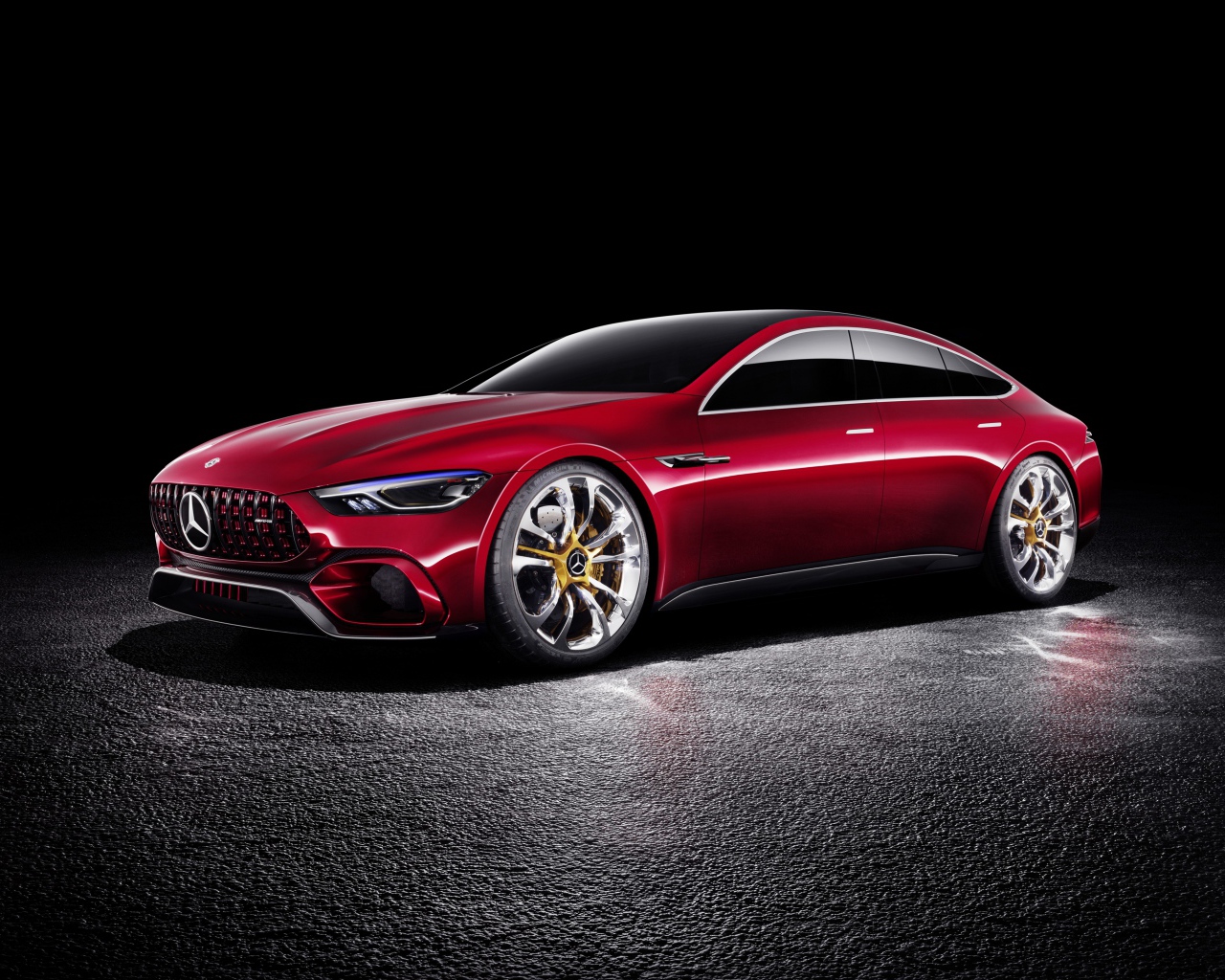 Автомобиль  Mercedes-AMG GT на черном фоне 