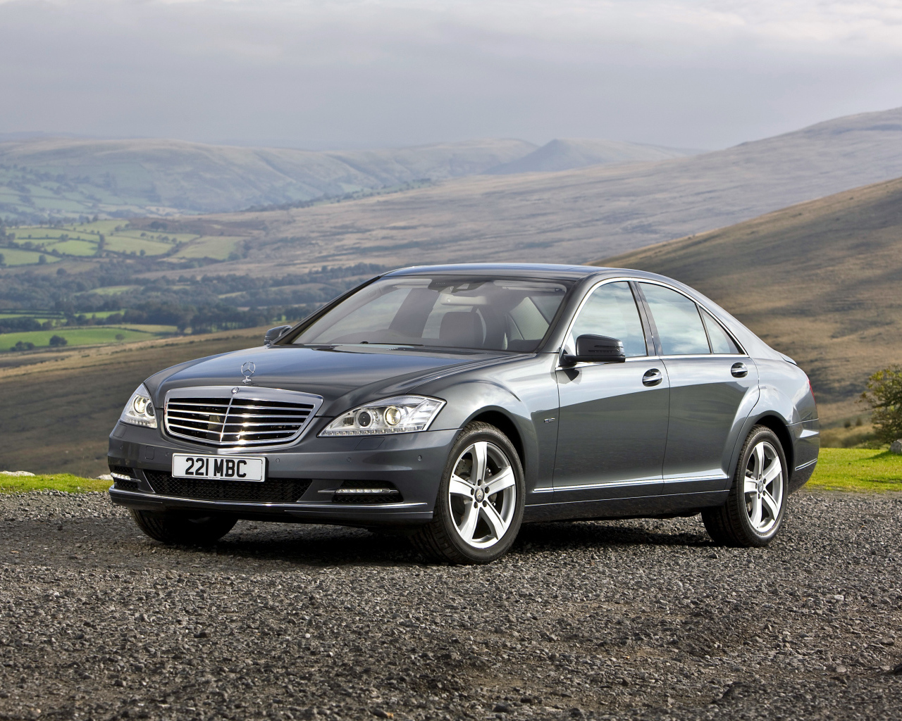 Автомобиль Mercedes-Benz S-Class цвет серебристый металлик 