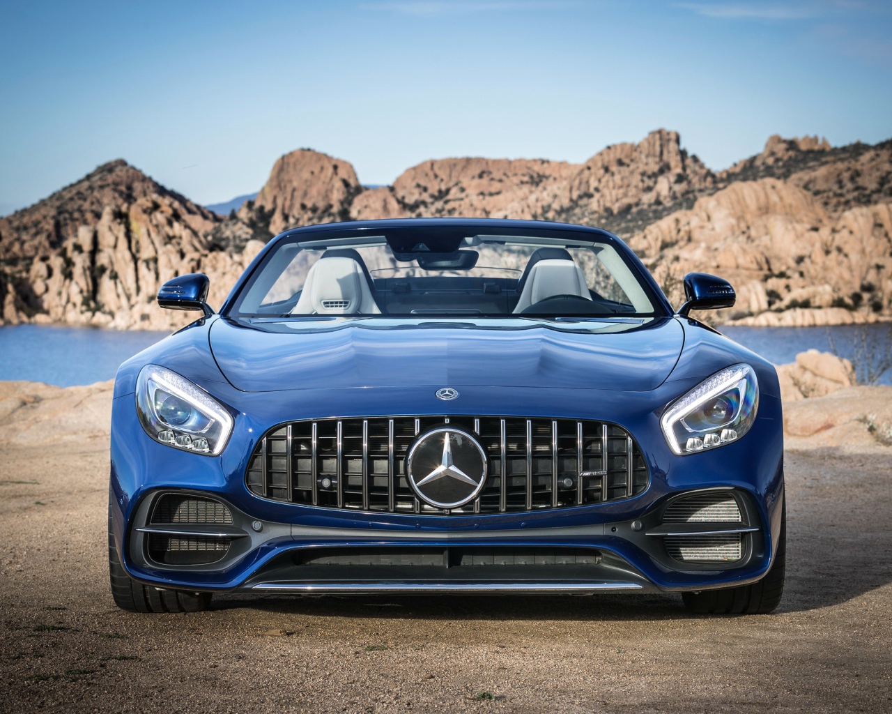 Автомобиль Mercedes AMG GT Roadster, 2017 года цвет синий металлик 