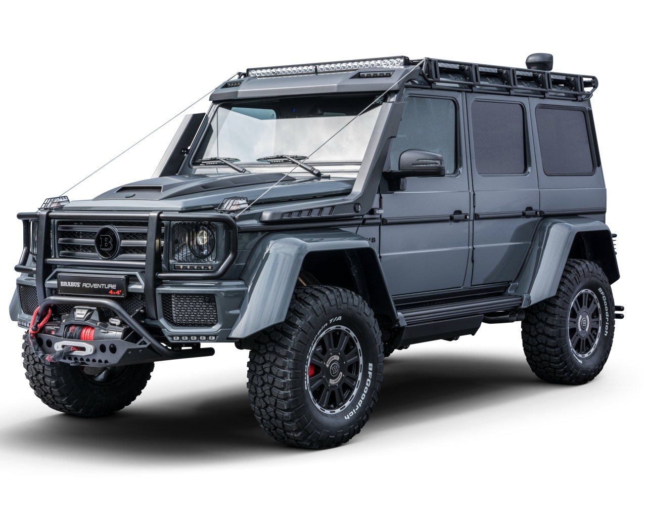Немецкий автомобиль Mercedes-Benz Brabus 550 Adventure на белом фоне