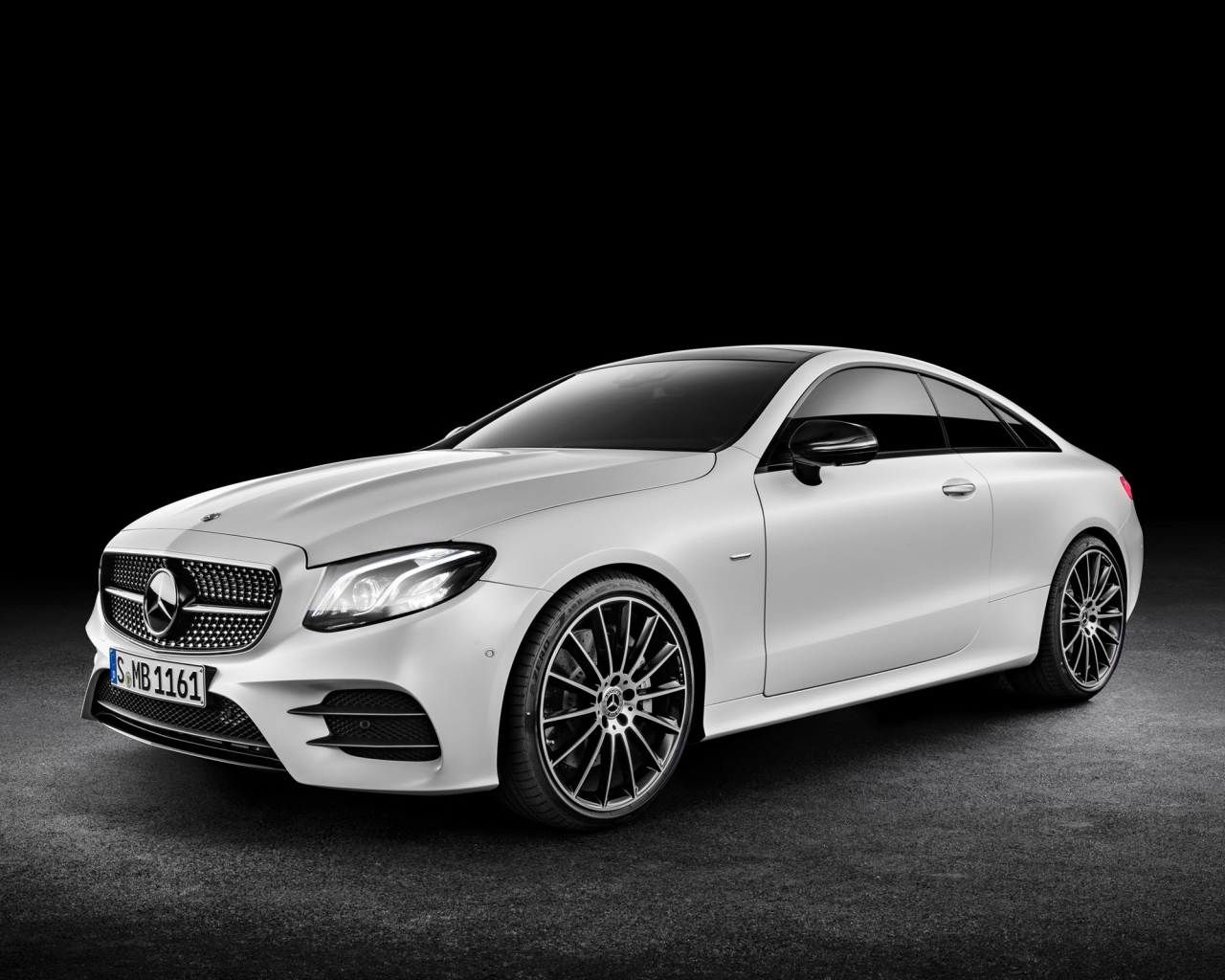 Серый автомобиль  Mercedes-Benz E-Class Coupe 2017