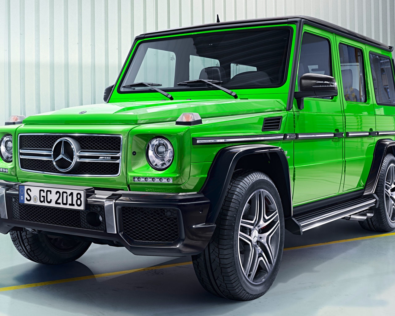Зеленый внедорожник Mercedes-AMG G63