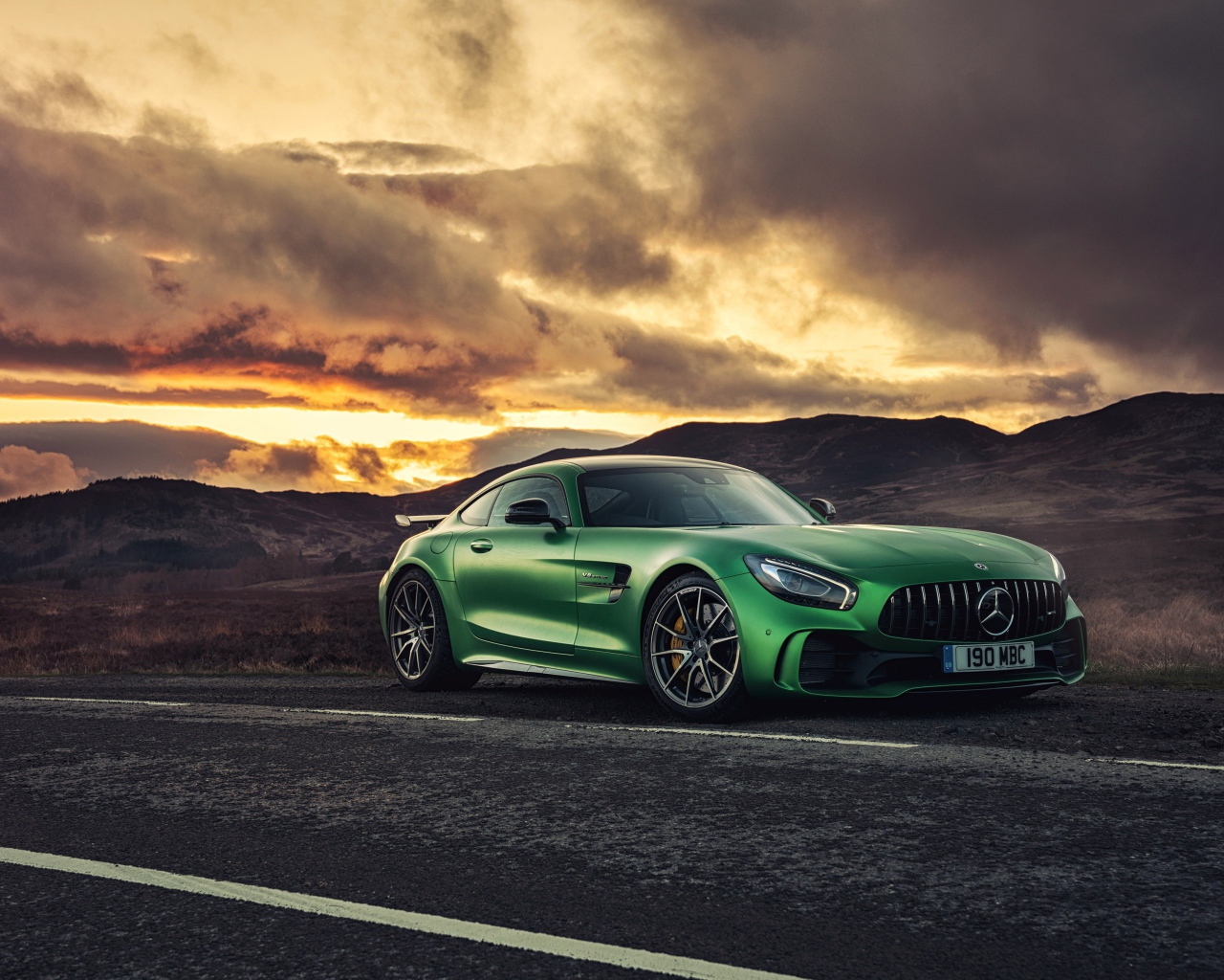 Зеленый автомобиль  Mercedes-AMG GT, 2017  на фоне красивого неба 