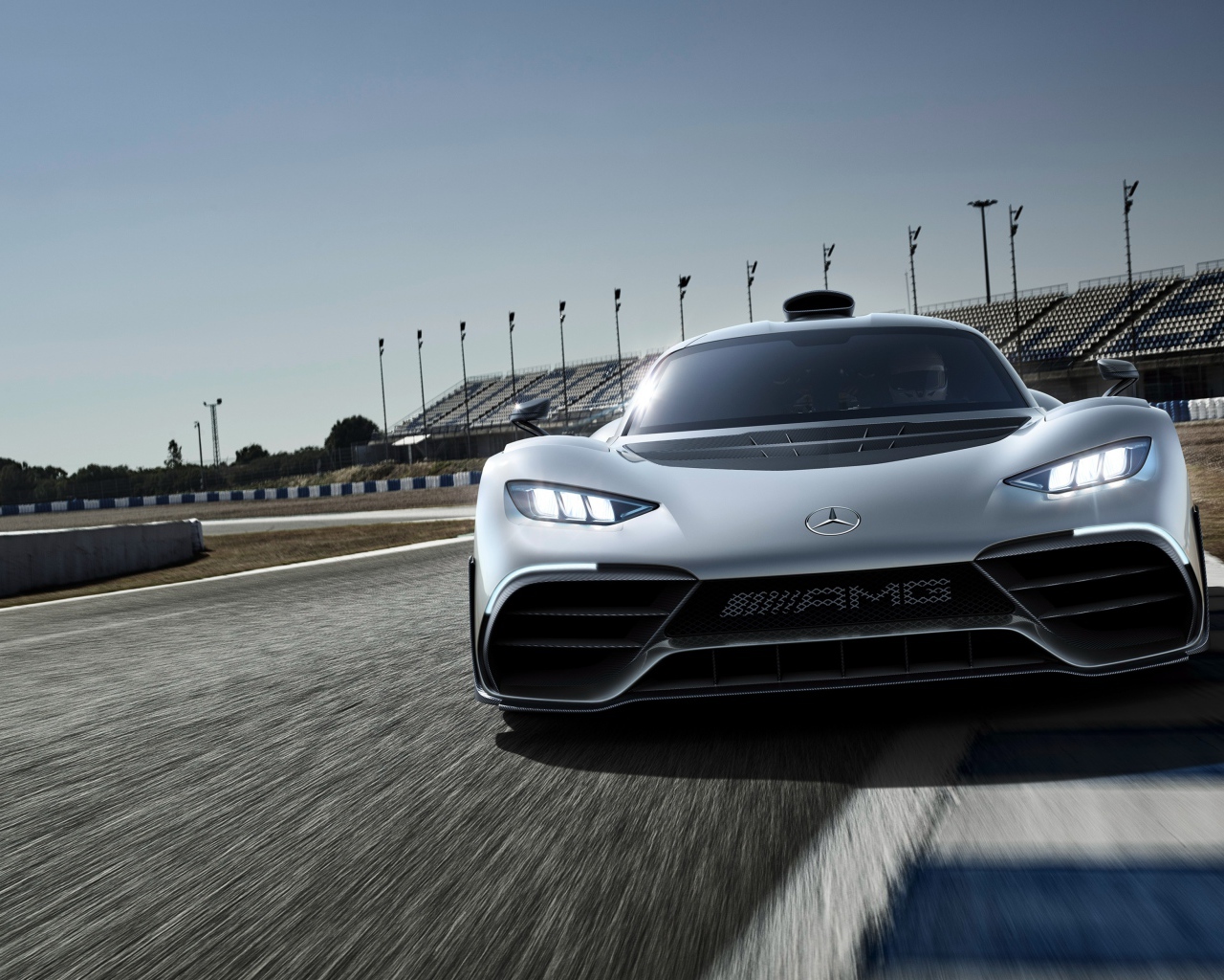 Спортивный автомобиль Mercedes-AMG Project One на гоночной трассе