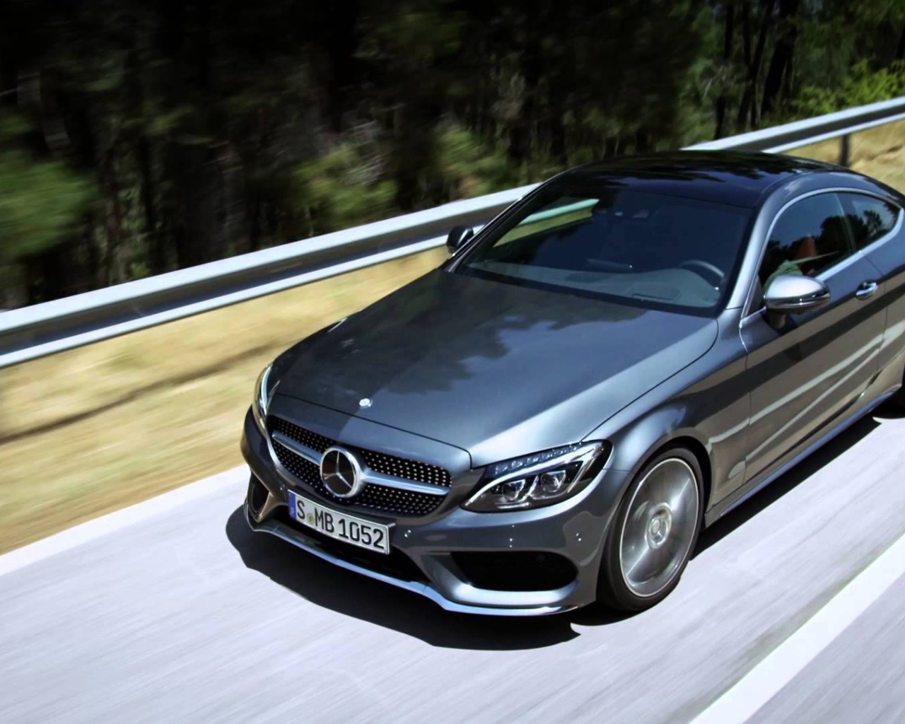 Mercedes-Benz C-Class Coupe 2017 года на трассе 