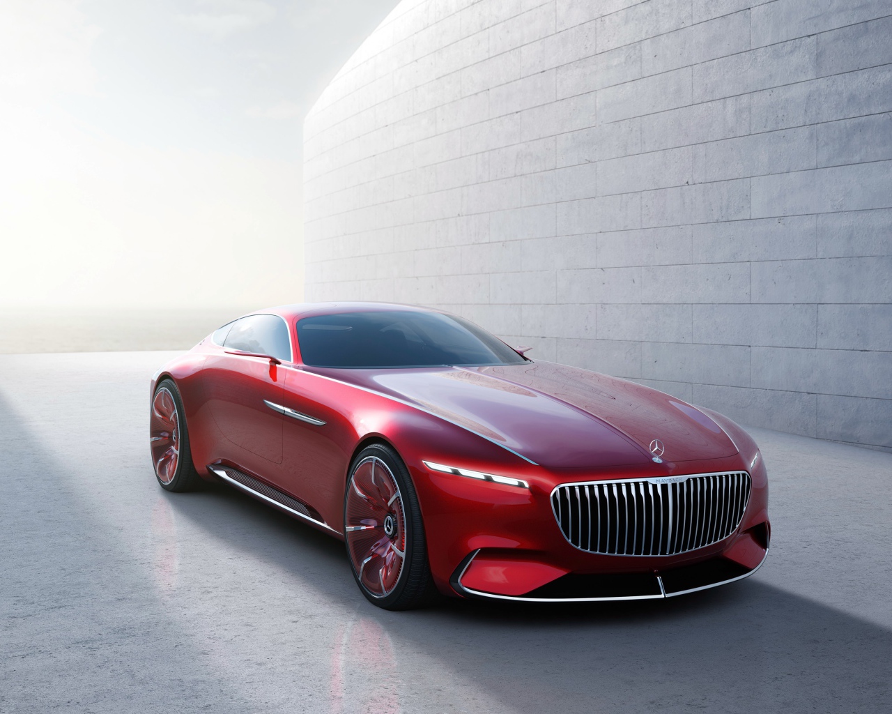 Красный автомобиль Mercedes-Maybach 6 вид спереди