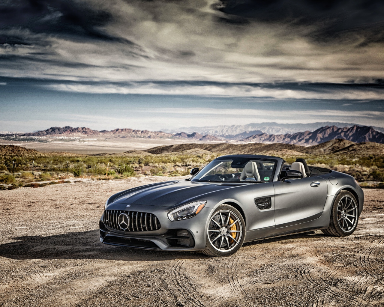 Серебристый автомобиль Mercedes-AMG GT на фоне неба