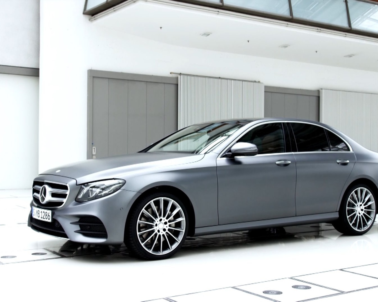 Серебристый Mercedes-Benz E-Class 2017 года 