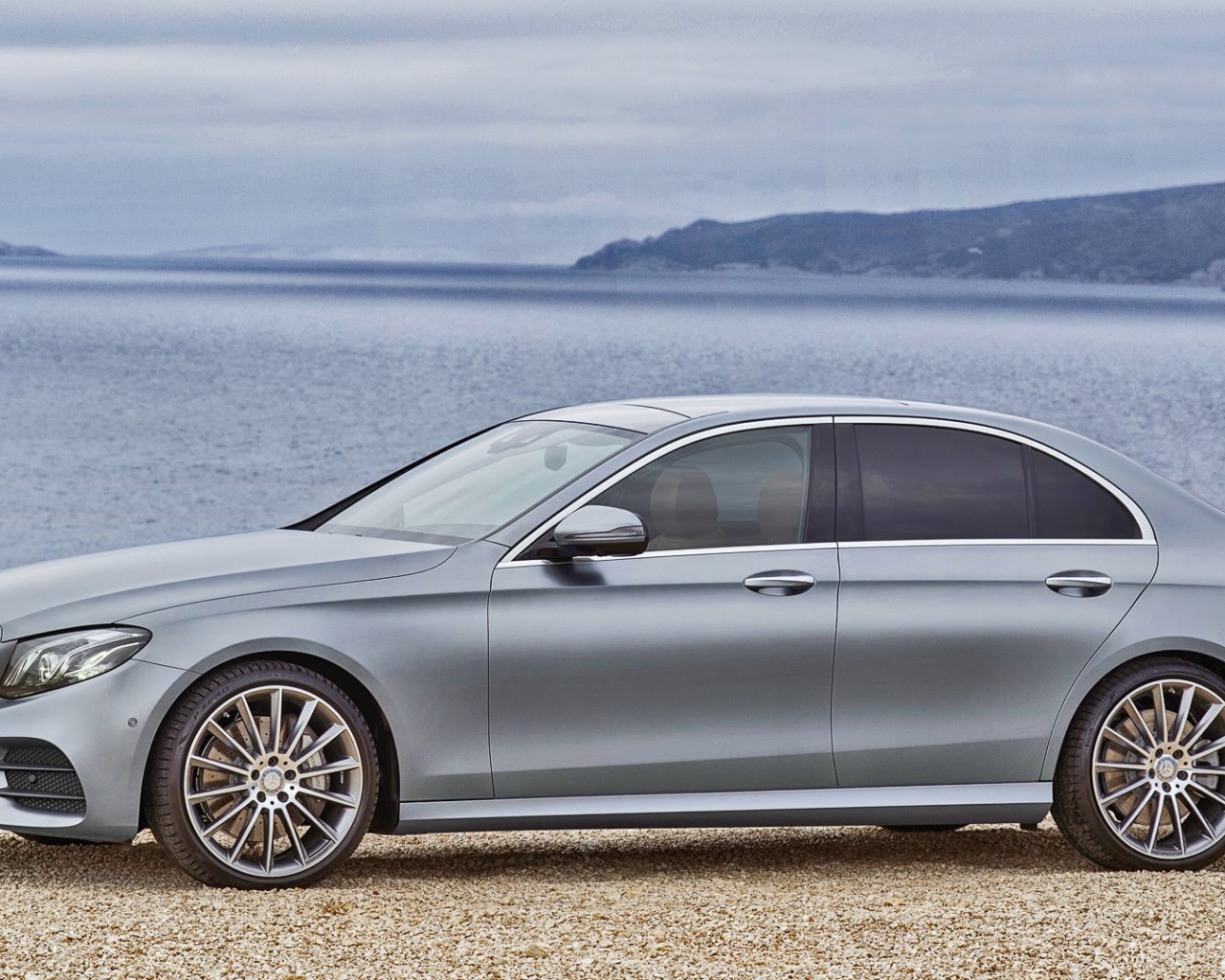 Серебристый Mercedes E-Class AMG Line 2017 года 