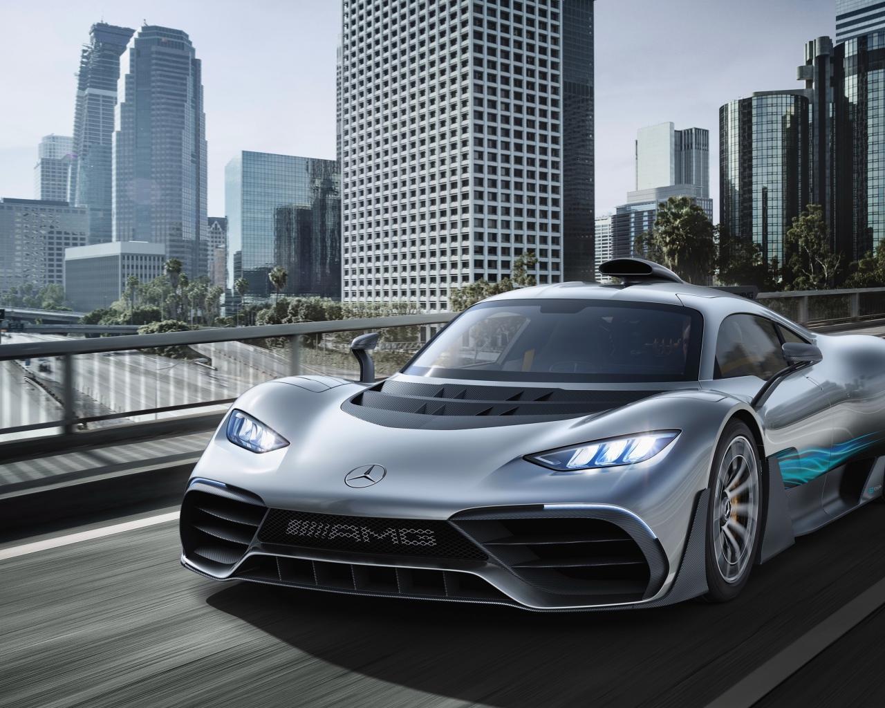 Серебристый спортивный автомобиль Mercedes-AMG Project One на фоне города