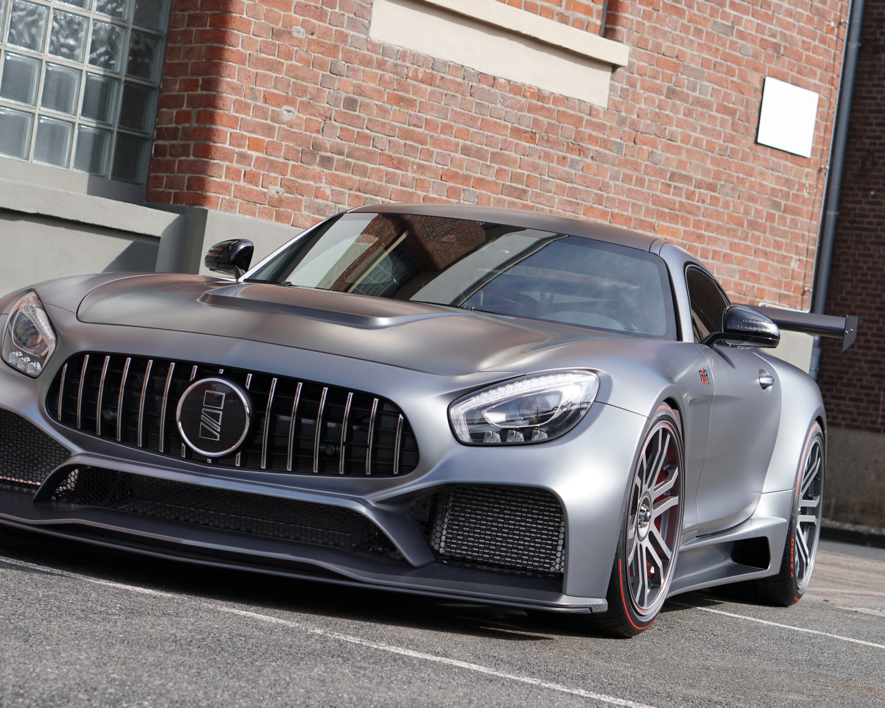 Спортивный серебристый автомобиль Mercedes AMG GT S IMSA RXR One Super GT, 2018