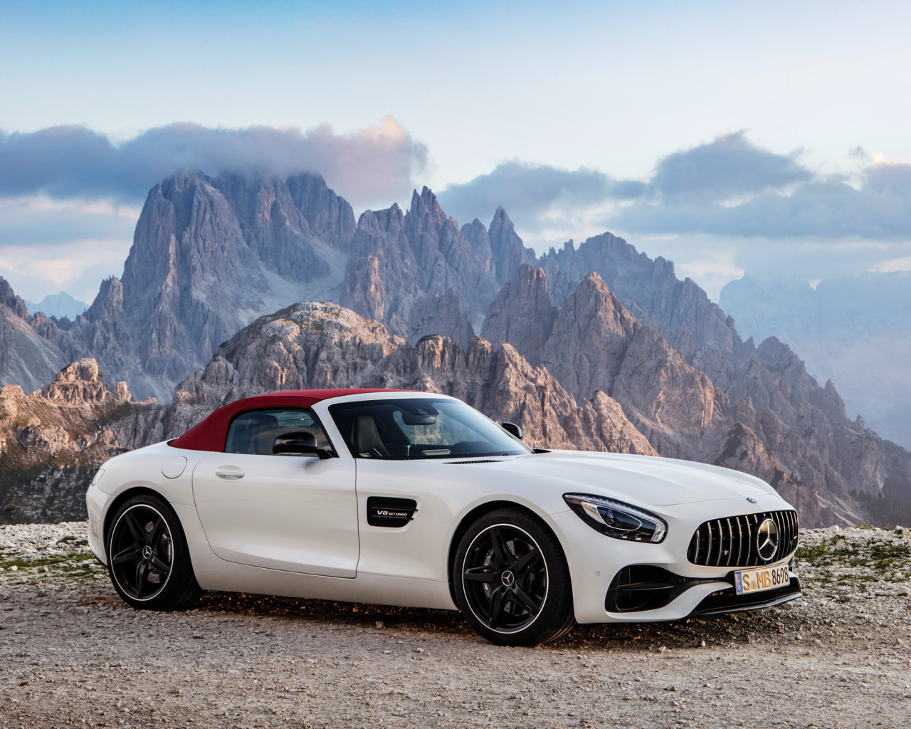 Стильный автомобиль Mercedes-AMG GT Roadster на фоне гор 