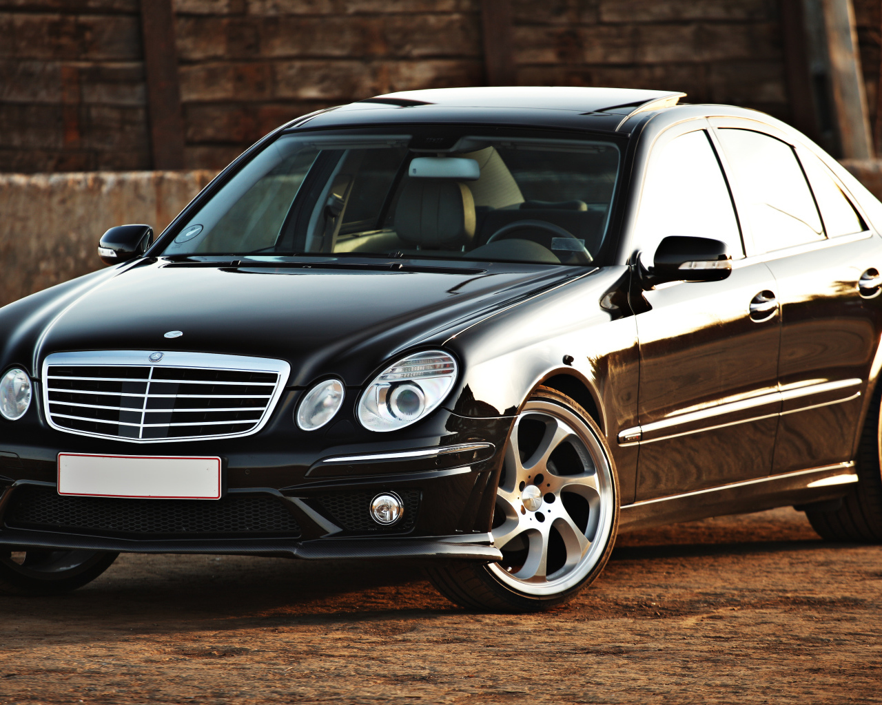 Стильный красивый черный автомобиль Mercedes-Benz