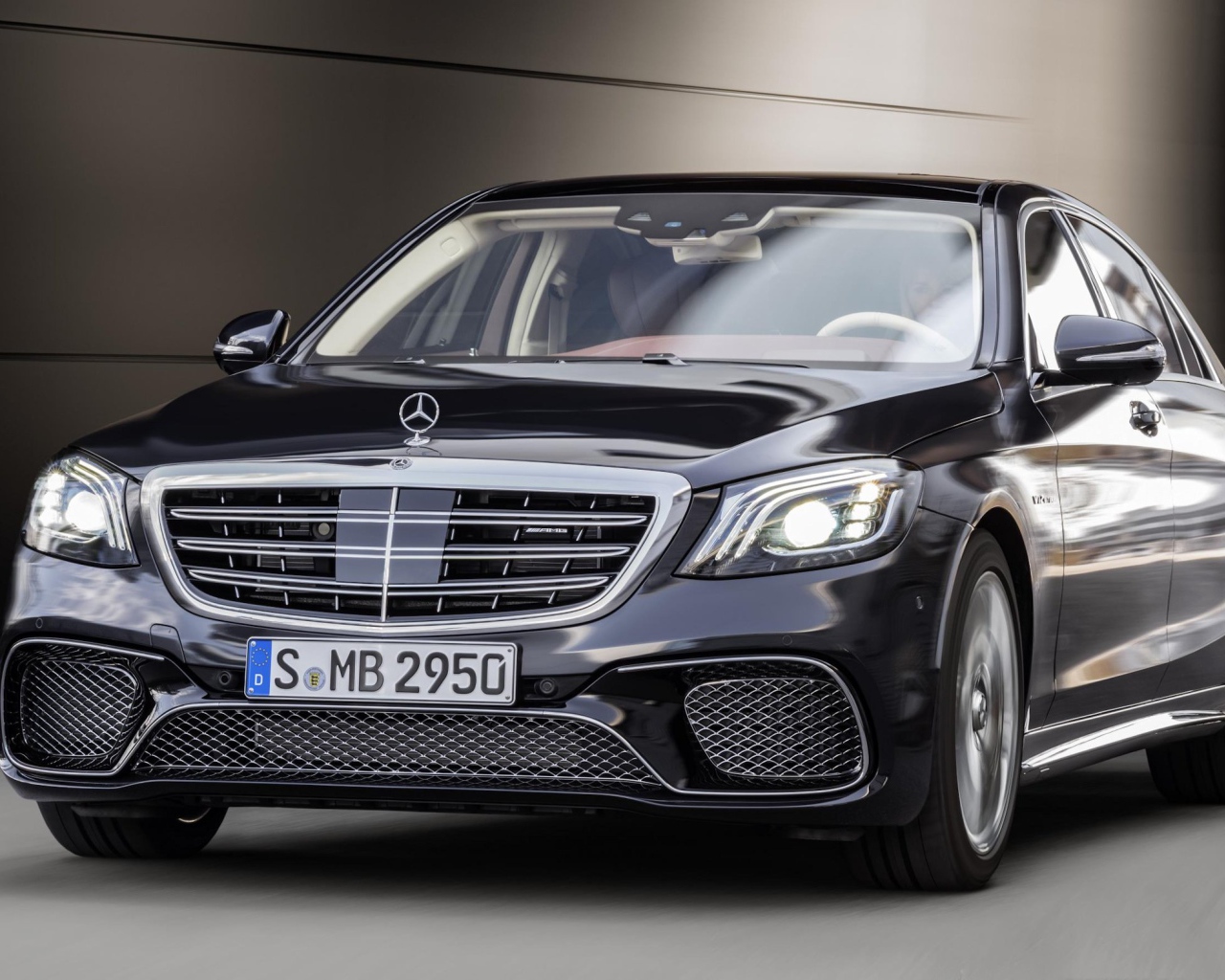 Стильный черный автомобиль Mercedes-Benz S-Class, 2018