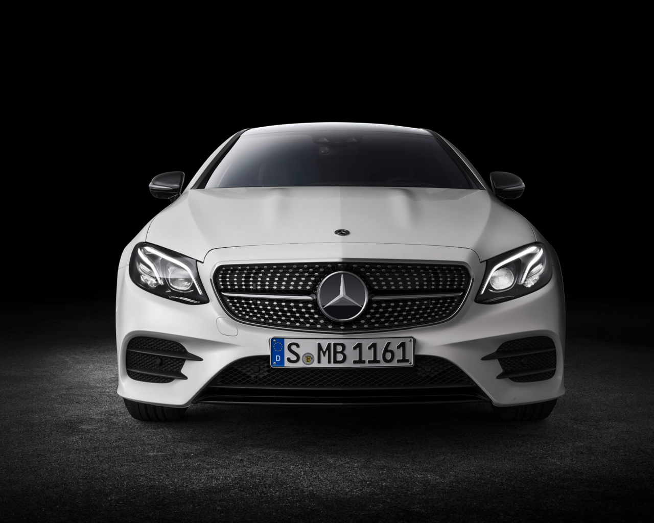 Белый автомобиль Mercedes-Benz E-Class Coupe, 2018 вид спереди