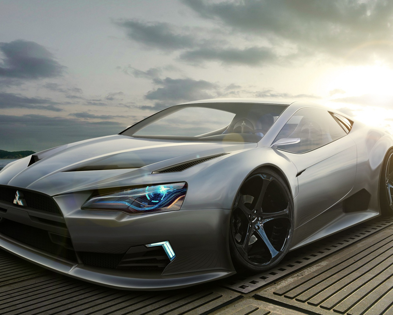 Серебристый автомобиль Mitsubishi в лучах солнца 