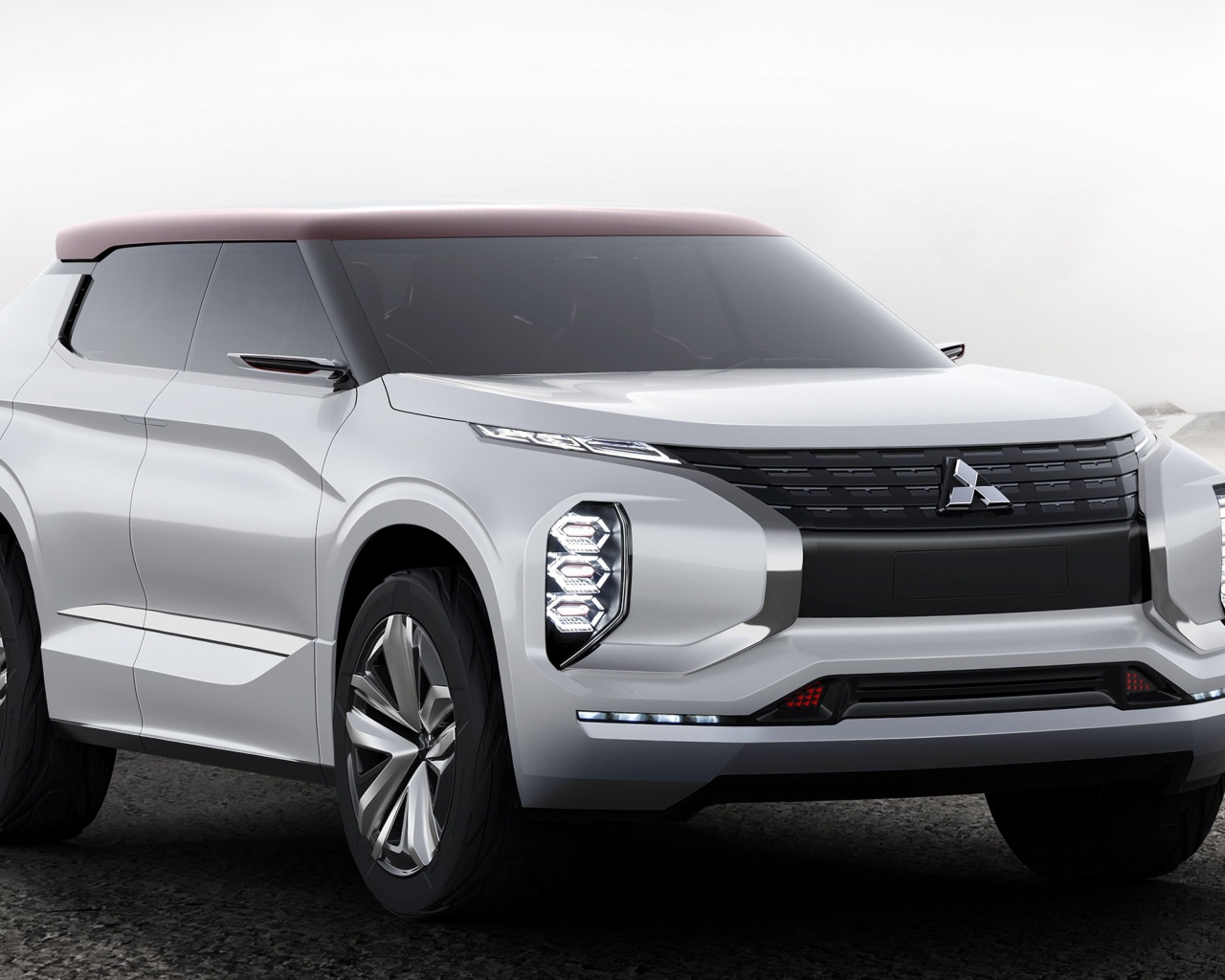 Серебристый внедорожник  Mitsubishi GT-PHEV