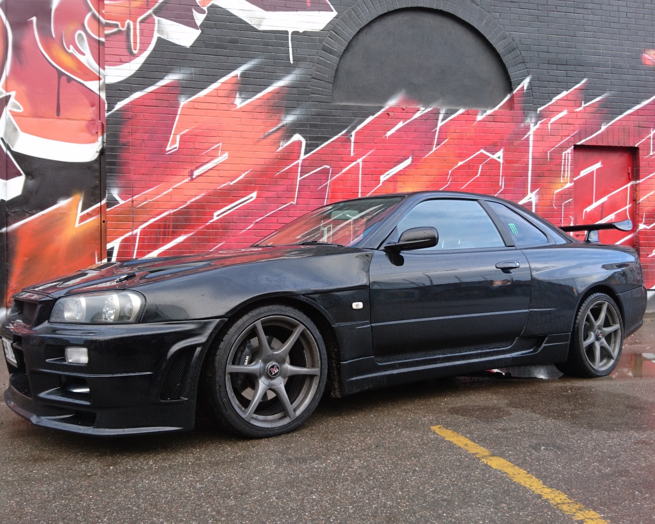 Черный автомобиль Nissan Skyline GT-R R34 