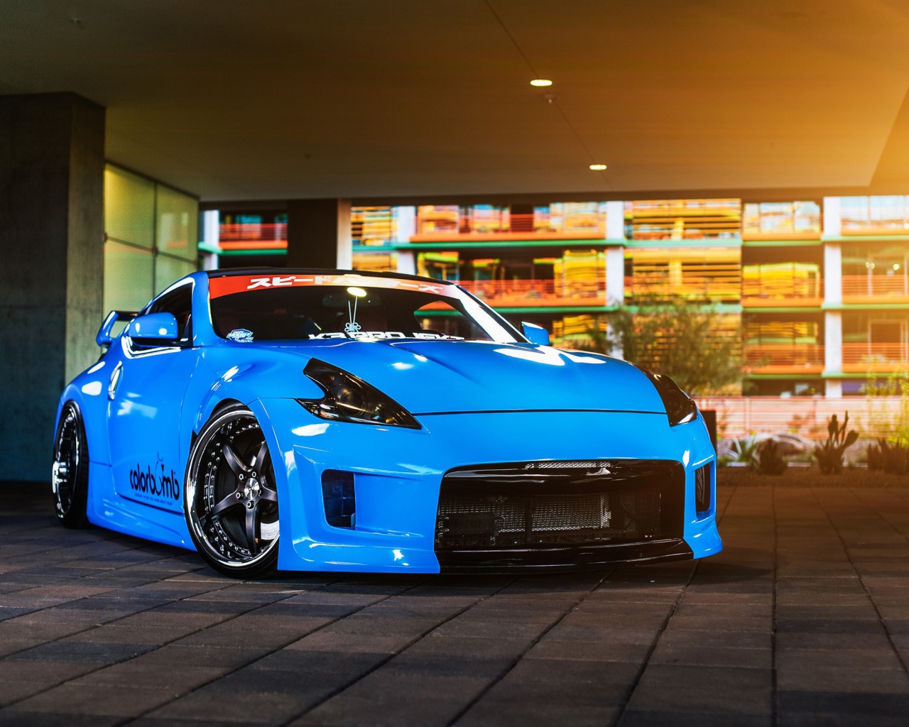 Синий автомобиль Nissan 370Z 