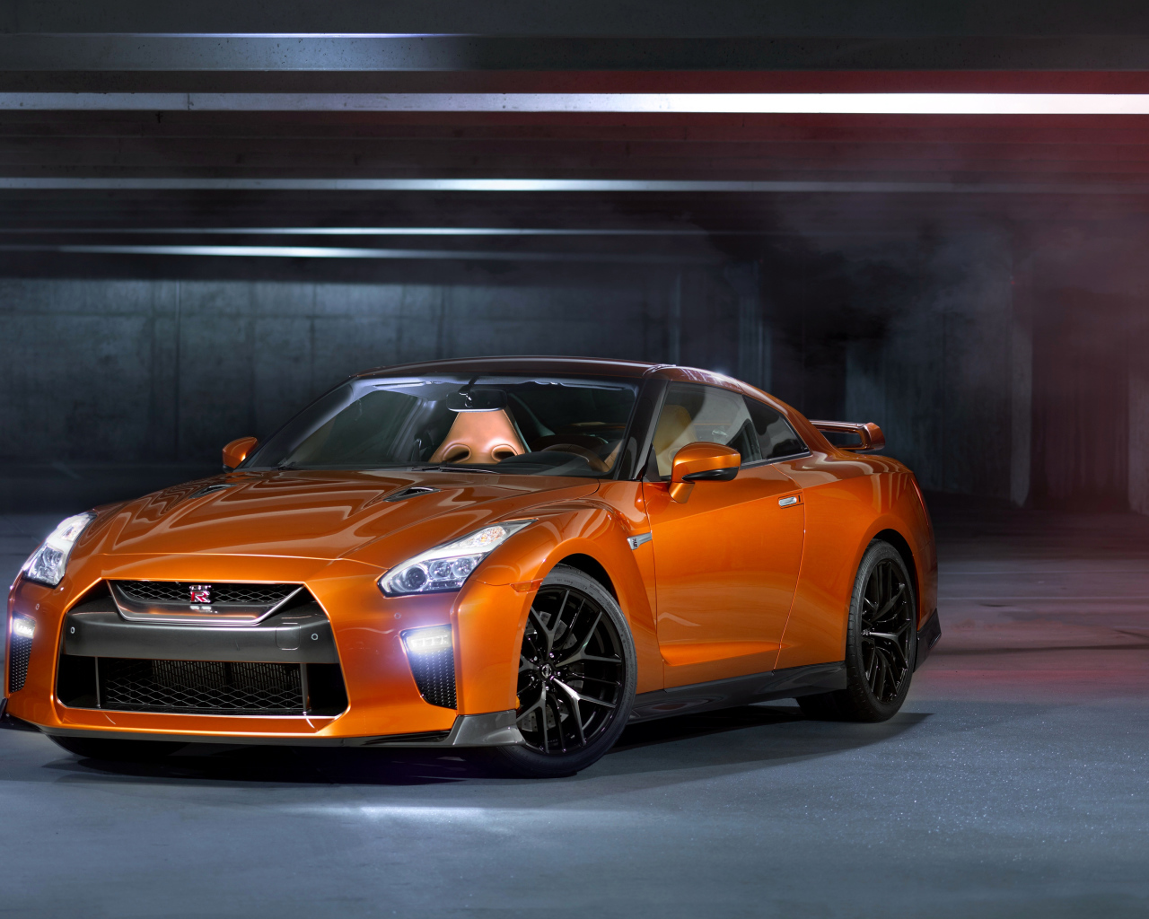 Быстрый спортивный автомобиль Nissan GT-R оранжевого цвета