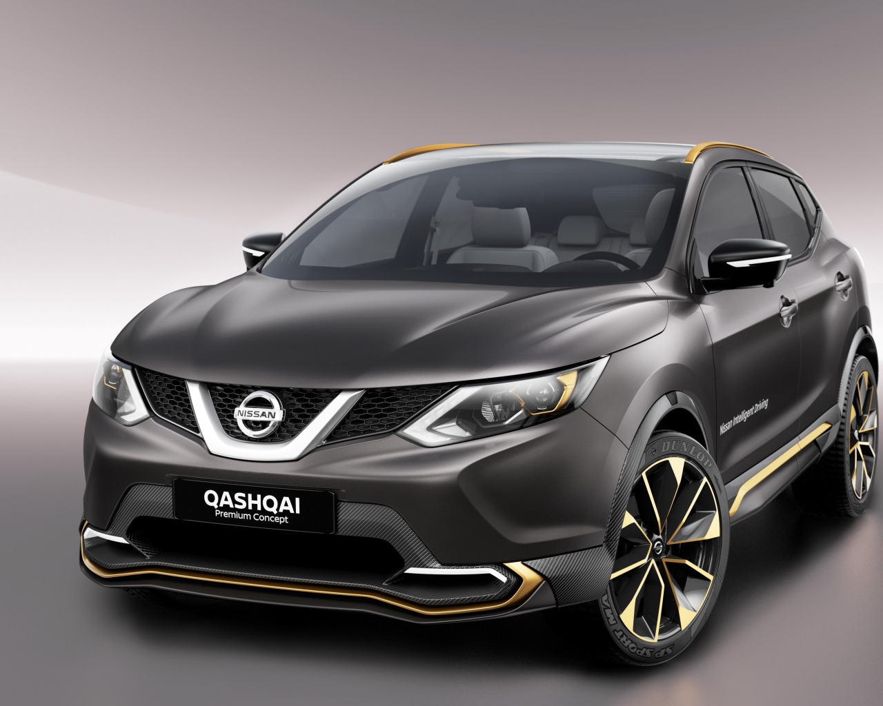 Серебристый кроссовер Nissan Qashqai, 2017 на сером фоне