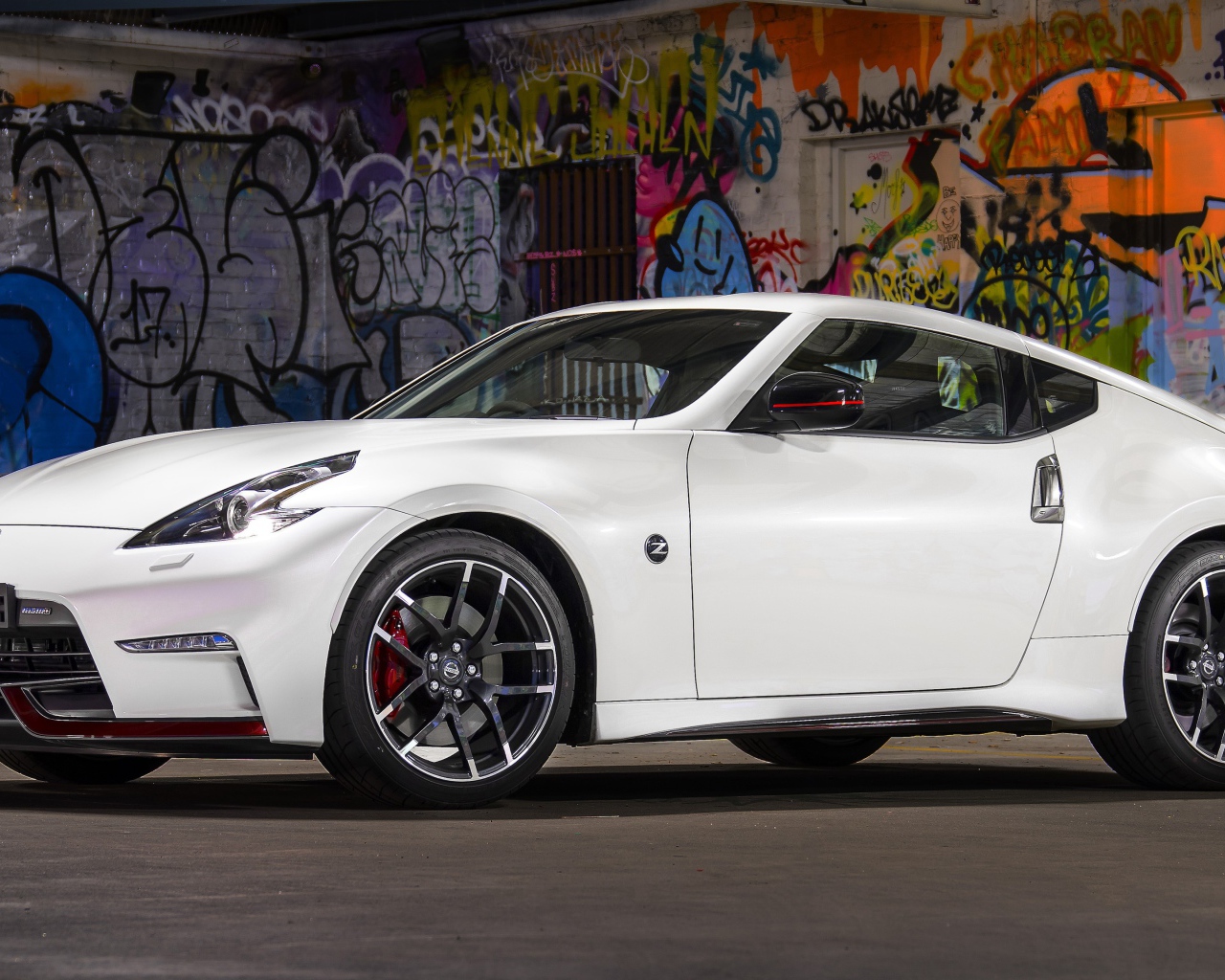 Стильный белый автомобиль Nissan 370z Nismo, 2018