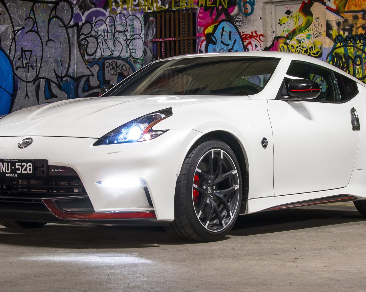 Белый автомобиль Nissan 370Z Nismo, 2017