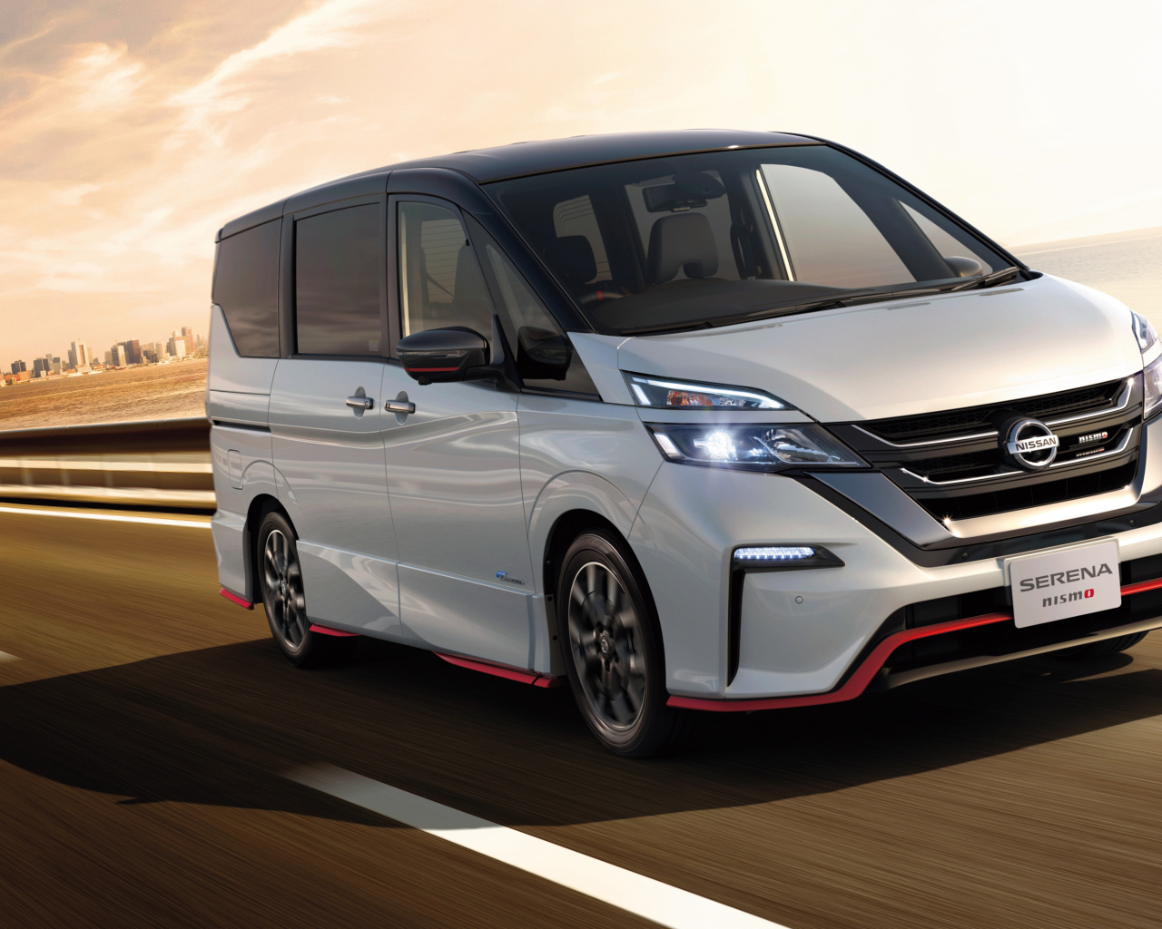 Белый минивэн Nissan Serena Nismo, 2018