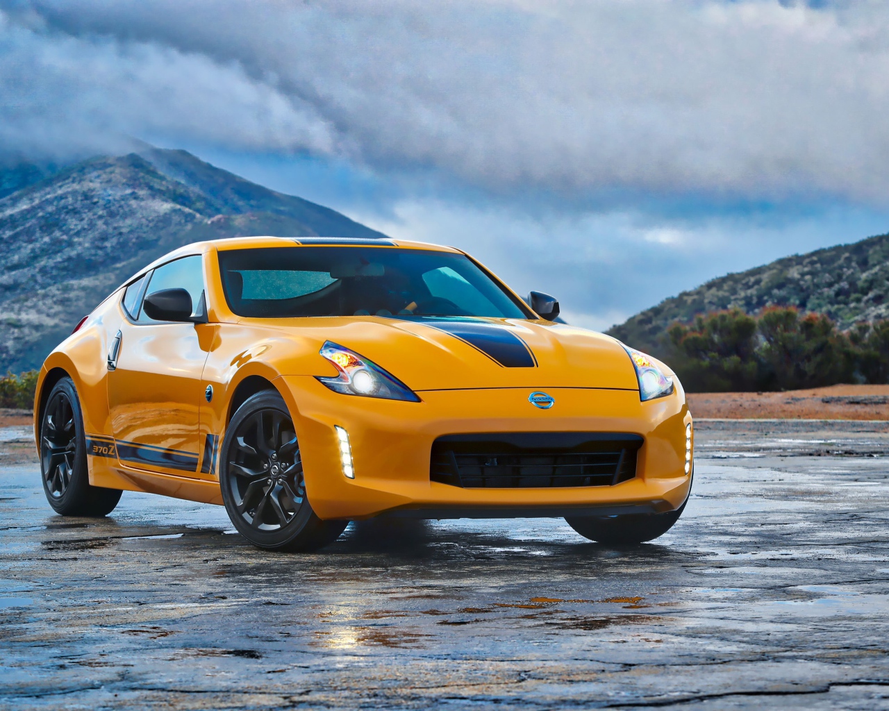 Желтый спортивный автомобиль Nissan 370Z Heritage Edition, 2018