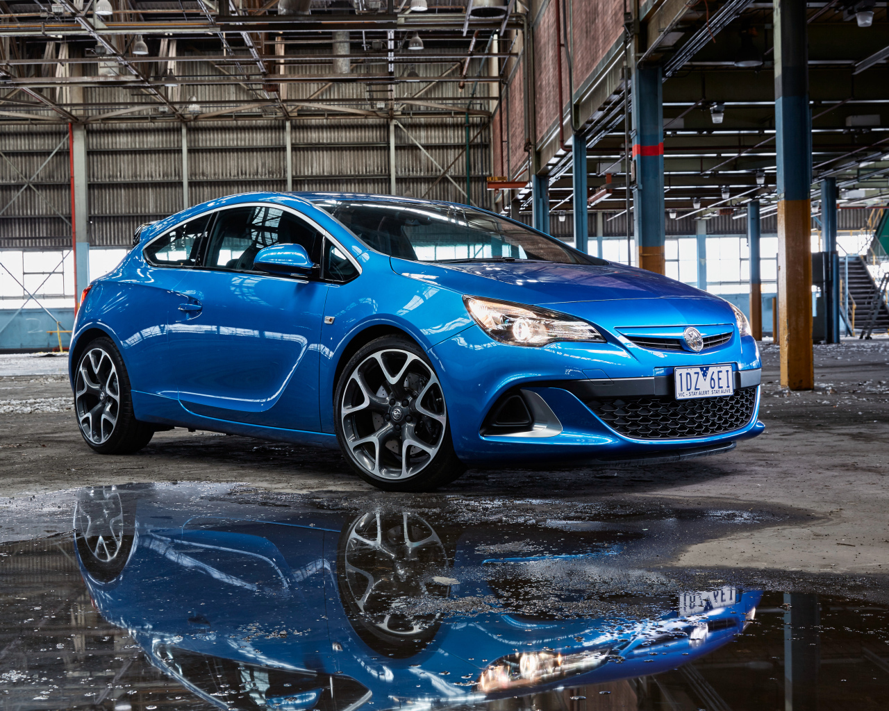 Синий стильный автомобиль Opel Astra 