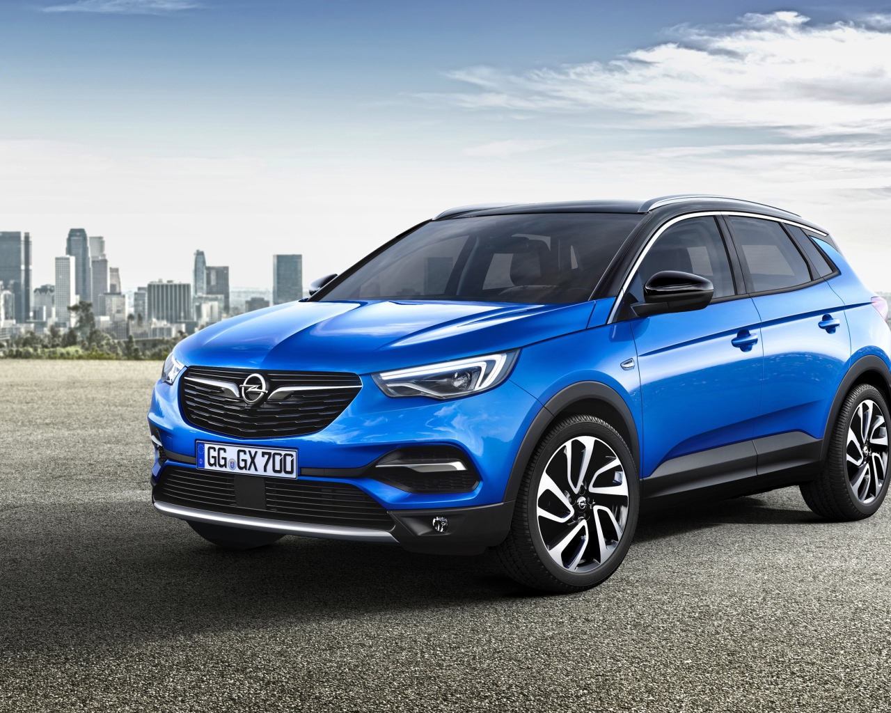 Синий автомобиль кроссовер Opel Grandland Х, 2017 