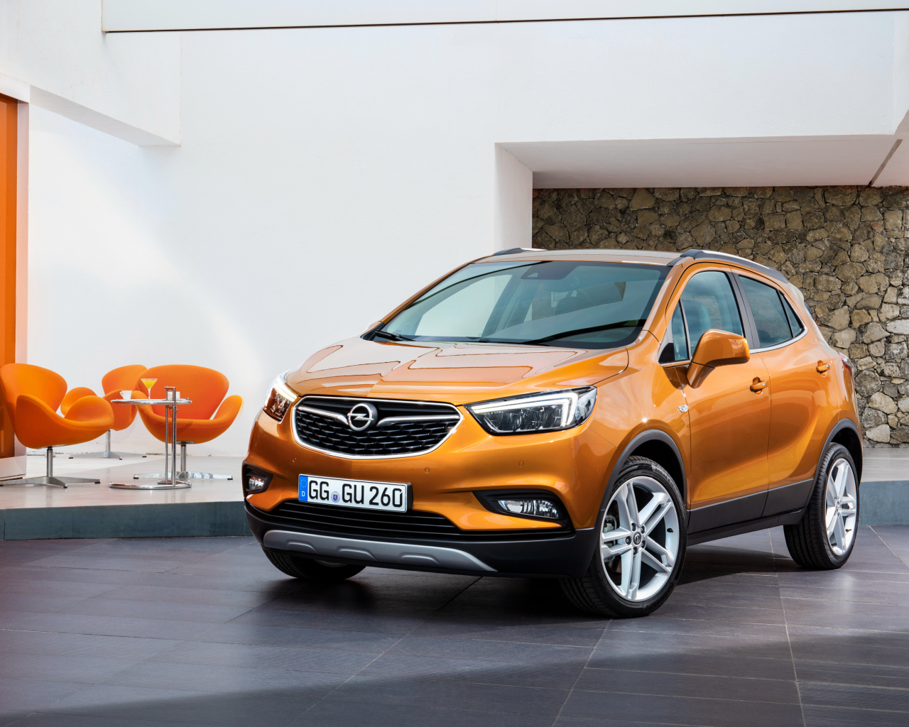 Оранжевый автомобиль кроссовер Opel Mokka
