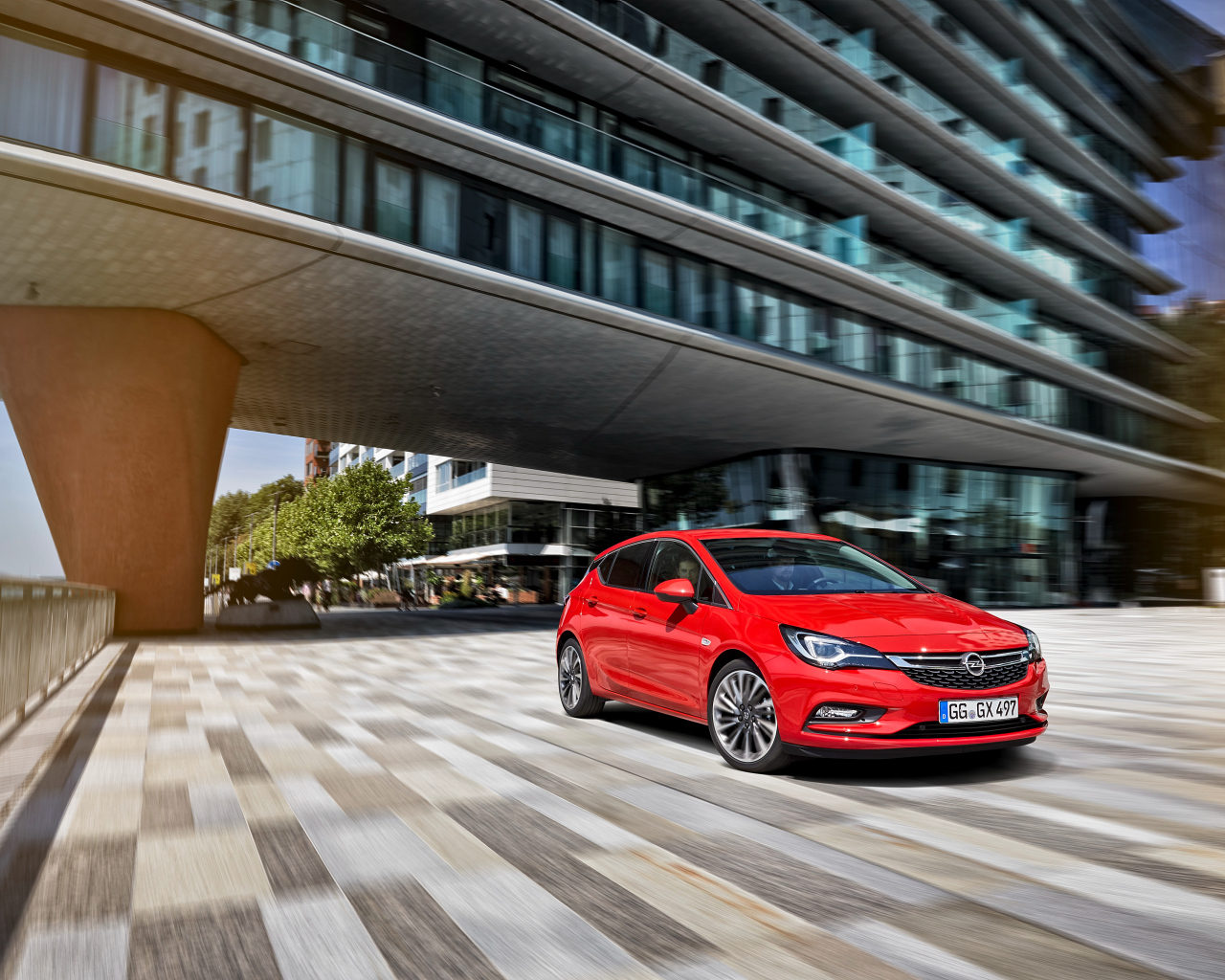 Красный автомобиль Opel Astra в движении