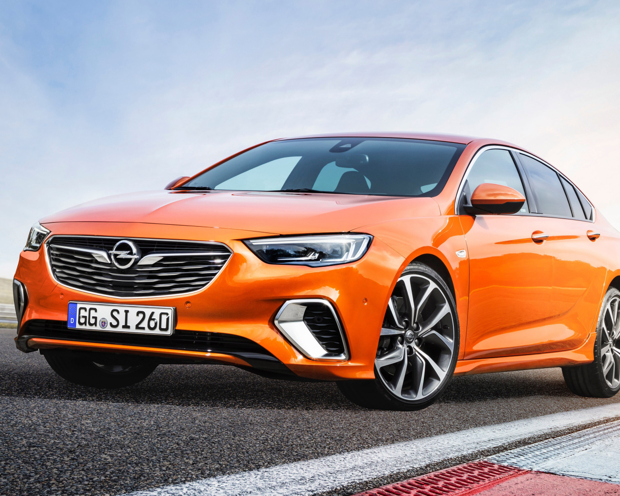 Стильный оранжевый автомобиль Opel Insignia GSi, 2018