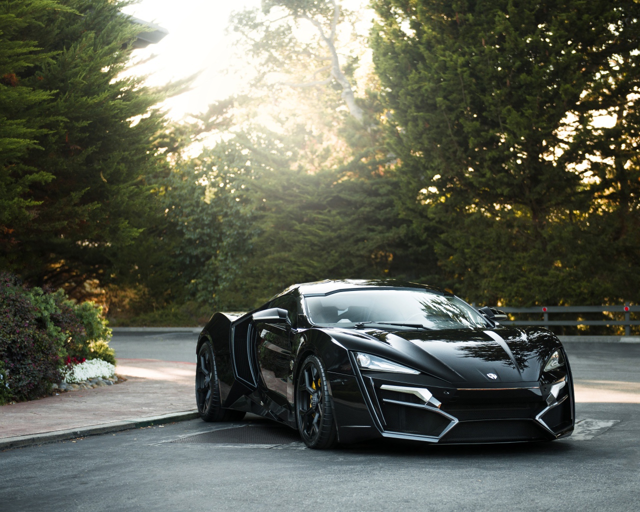Черный спортивный автомобиль Lykan HyperSport