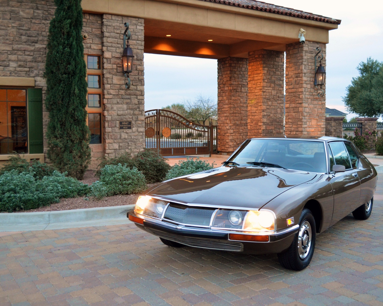 Автомобиль  Citroy с включенными фарами