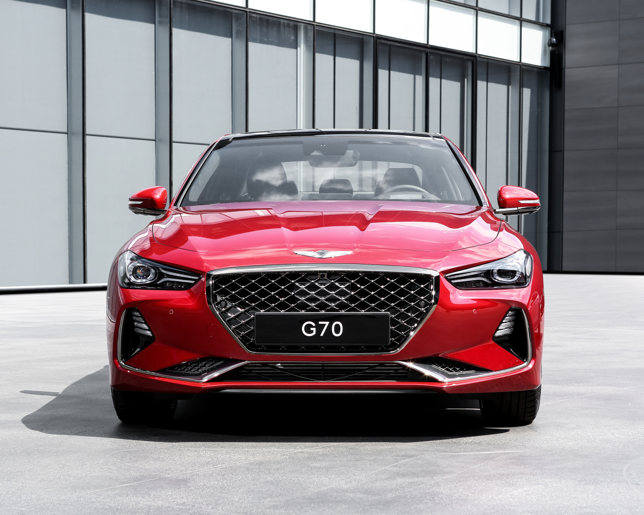 Красный автомобиль седан  Genesis G70, 2018 вид спереди