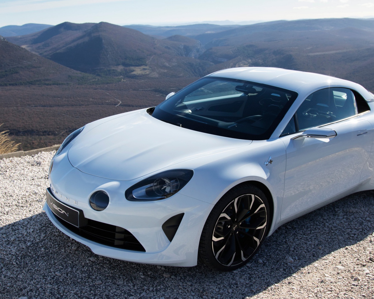 Белый автомобиль  Alpine A110 на дороге